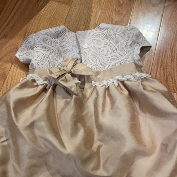 Beautiful girls gold dress 24 months - Picture 4 of 5